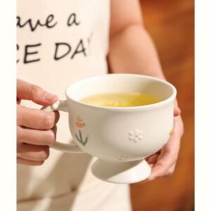 Tasse en céramique délicate à motif floral